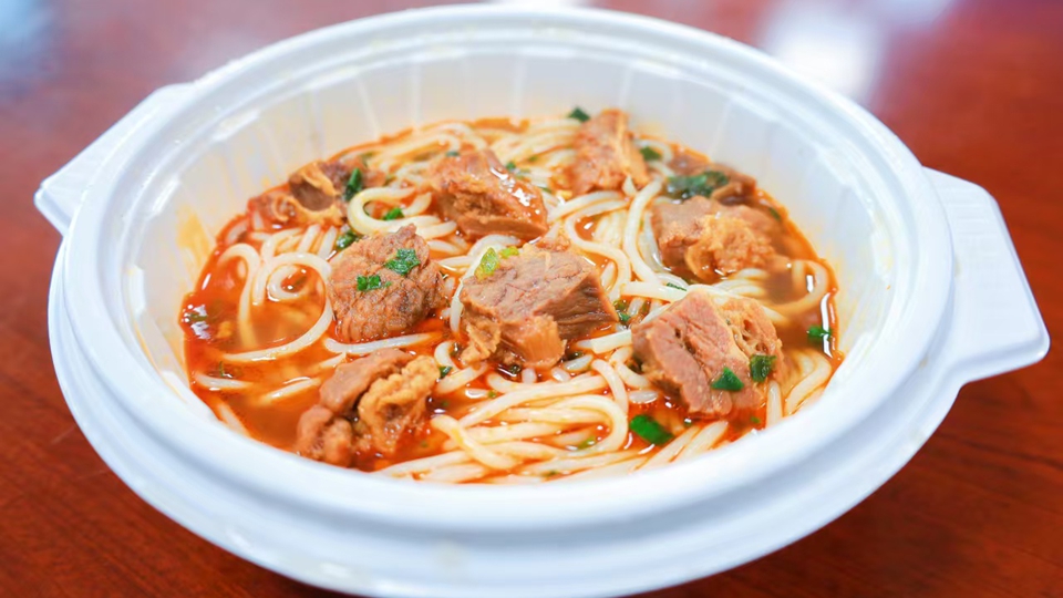 燕子說|泡面黨破防了！湖南米飯、糯米雞登上高鐵