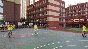 這所小學(xué)的“獨(dú)輪車+”課程，是孩子的健康快樂源泉