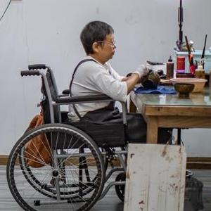 微信分享圖 (社會)(3)打造大漆藝術(shù)空間 “巧”手“制”出就業(yè)路