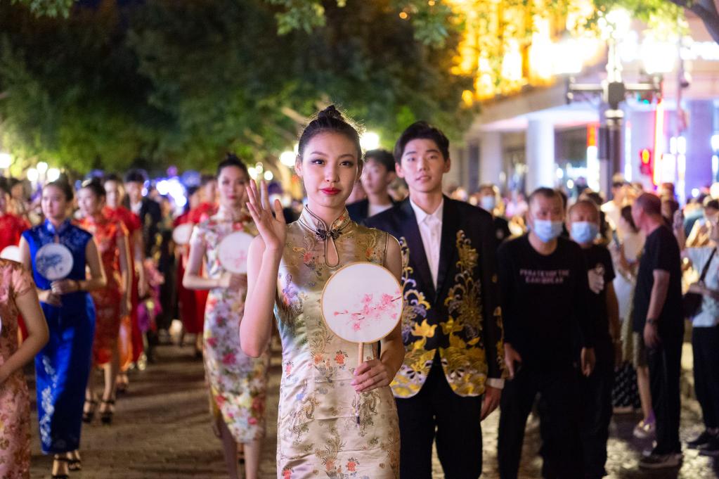 創(chuàng)意時尚元素扮靚夏日“冰城”