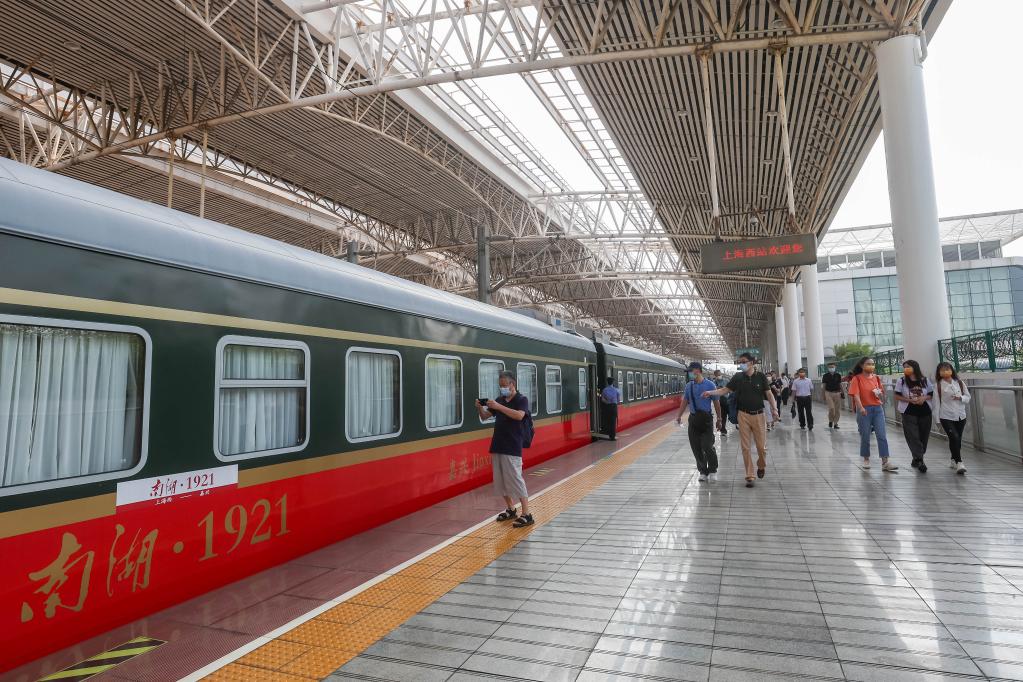 上?；謴?fù)開(kāi)行至嘉興紅色旅游列車