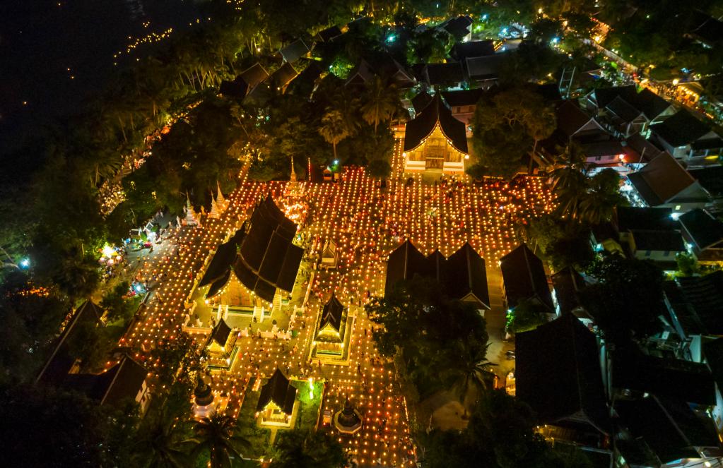 老撾瑯勃拉邦慶祝燈船節(jié)