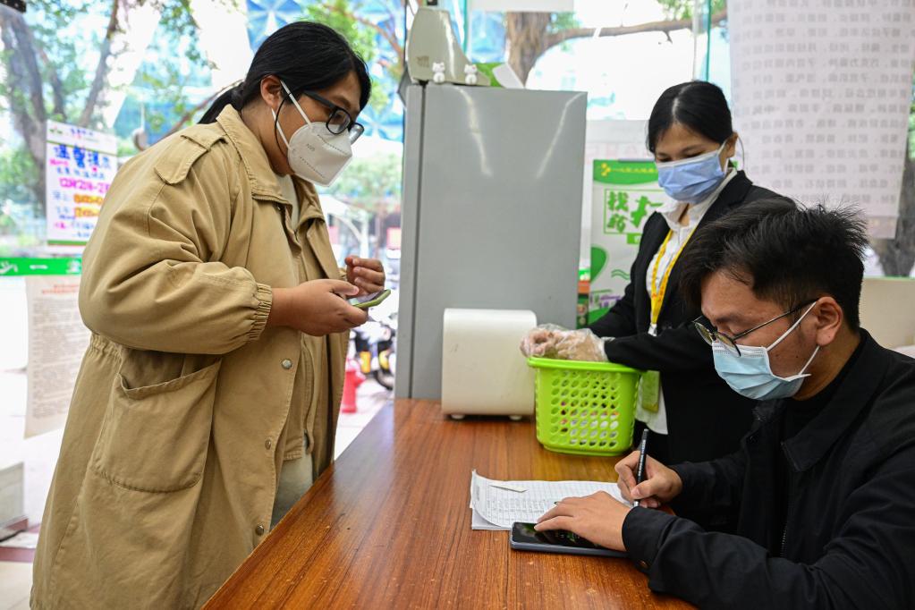 新華全媒+丨?？诿赓M發(fā)放退燒藥等藥品7萬余粒
