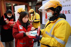 北京：送給外賣、快遞小哥的“防疫關(guān)愛(ài)包”