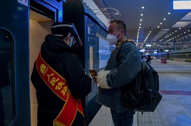 新華全媒+·新春走基層丨坐上自己曾駕駛的火車，他沿著青藏線回家過(guò)年