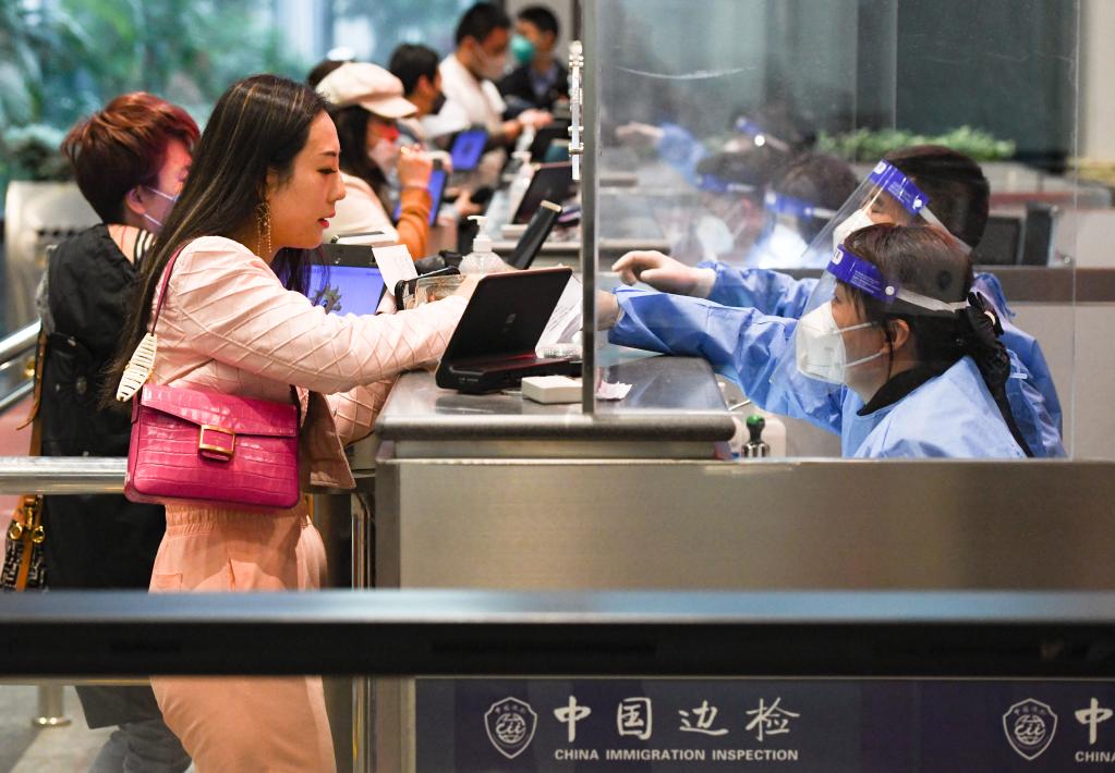 ?？冢憾啻氩⑴e保障旅客高效通關(guān)