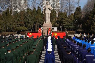 “把雷鋒精神代代傳承下去！”——軍地青年典型代表祭掃雷鋒墓側記