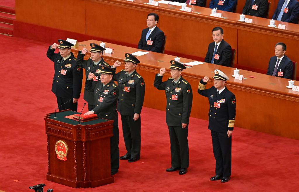 中央軍事委員會(huì)副主席、委員進(jìn)行憲法宣誓
