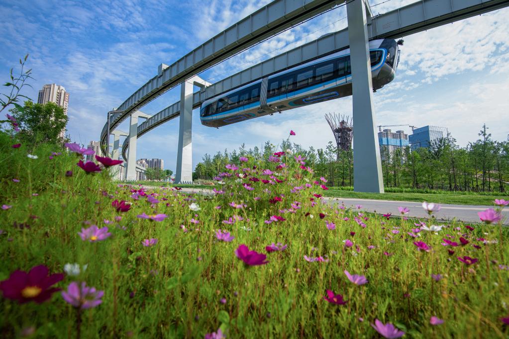 新華全媒+丨駛向未來(lái)！“光谷光子號(hào)”空軌建成試跑