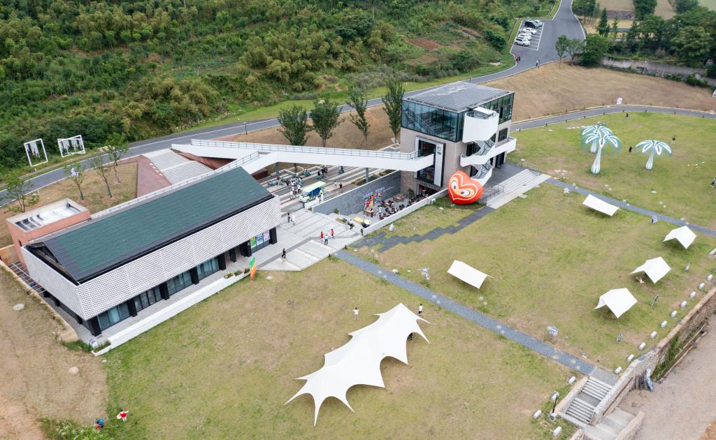 新華全媒+·“千萬(wàn)工程”調(diào)研行丨再訪余村：留住“綠”，迎來(lái)“青”