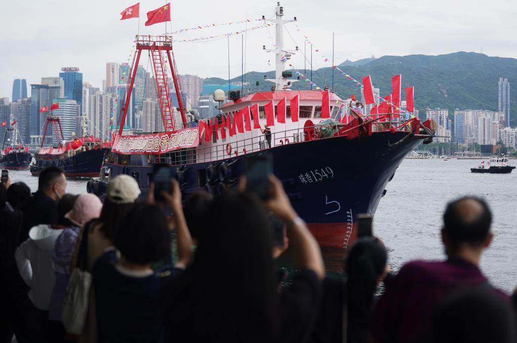 香港漁船維港巡游 慶?；貧w祖國(guó)26周年