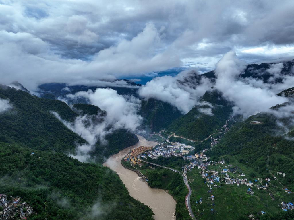 新華全媒+丨國道之行 從雪山奔向大海丨怒江，霧江