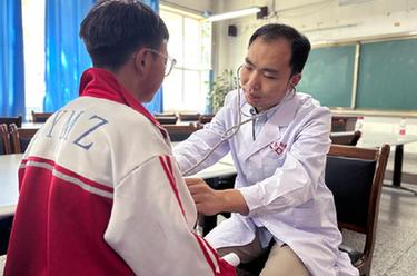 送醫(yī)送教 情暖高原——青年科技干部青?；鶎有幸娐? /></a></p>
<p class=