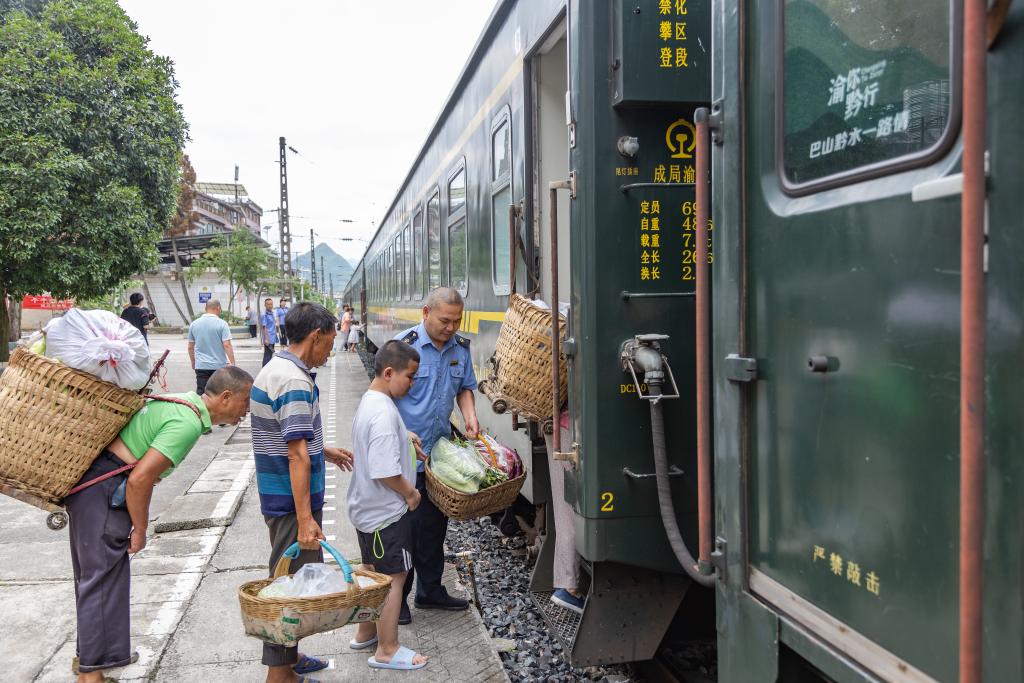 逛集市、賞非遺——特色“小慢車(chē)”豐富旅客出行體驗(yàn)