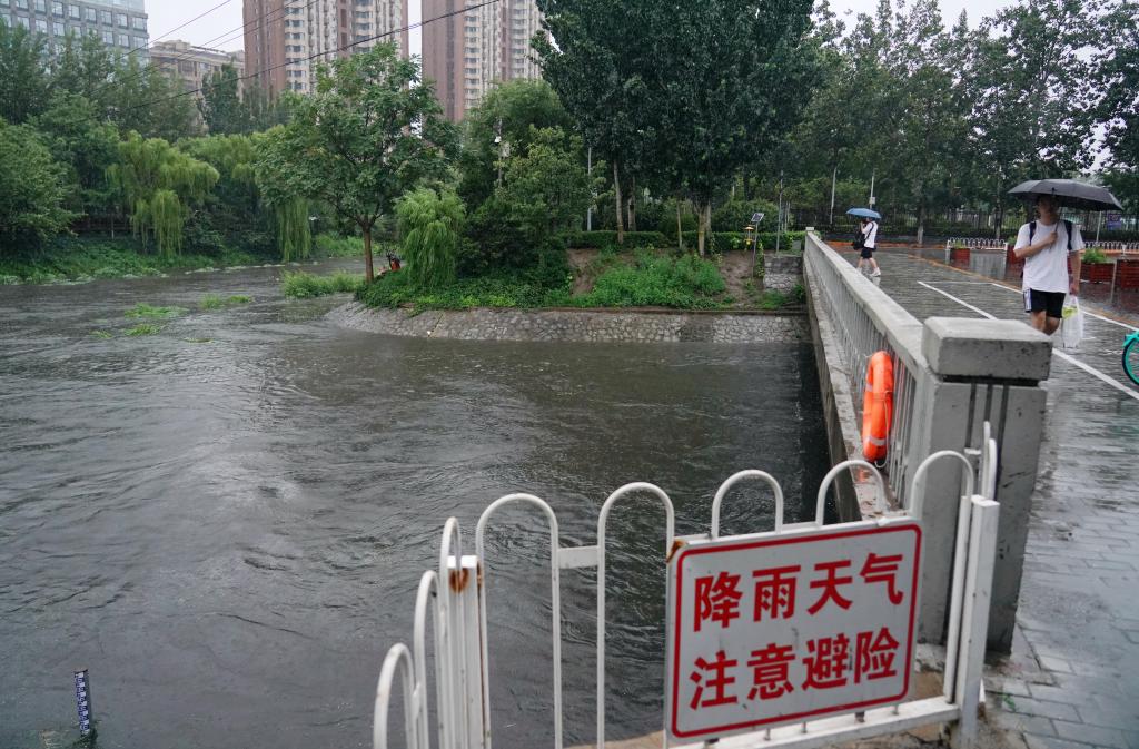 新華全媒+丨暴雨紅色預(yù)警繼續(xù) 多部門部署應(yīng)對工作