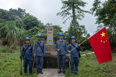 國道之行 從雪山奔向大海｜49年，他們帶著國旗走了25萬公里