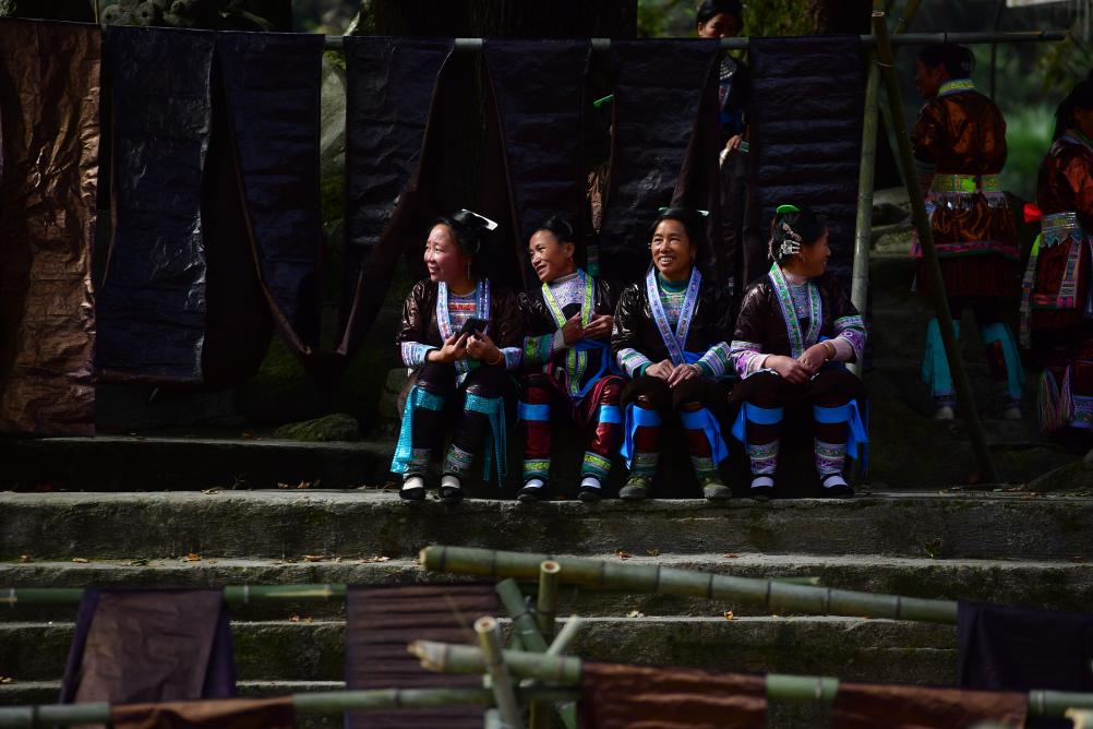 廣西苗族這件衣服，一做就是一年