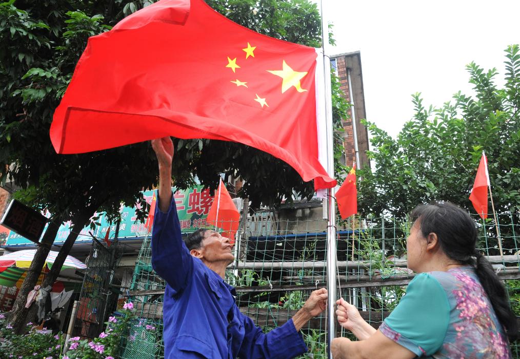 新華全媒+丨在家門(mén)口升國(guó)旗，這位八旬老黨員堅(jiān)持了29年