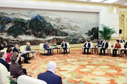 韓正會見中俄友好、和平與發(fā)展委員會第十四次全體會議與會代表