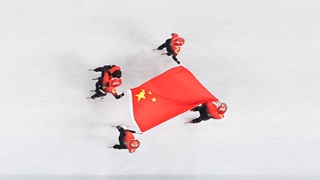 在體育館的最高處，我似乎看見“雪從天降，落地成金”