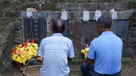當(dāng)年你守護(hù)我們，如今我們守護(hù)你……
