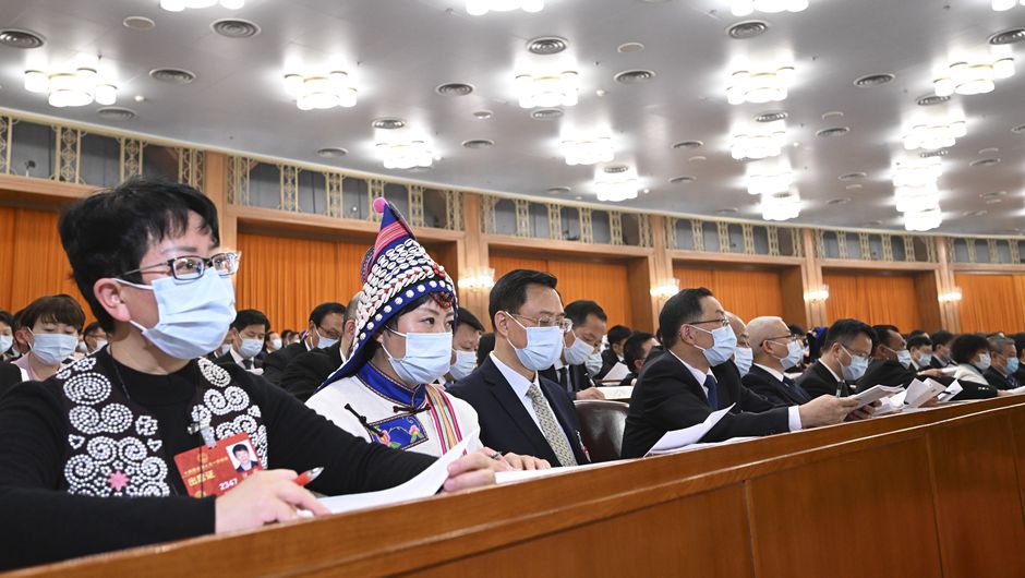 全國人大代表在認(rèn)真聽會