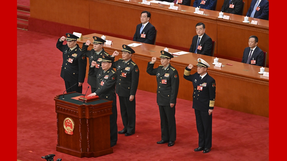 中央軍事委員會副主席、委員進行憲法宣誓