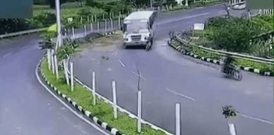 驚險(xiǎn)！彎道超車 印度男子被卷入公交車下