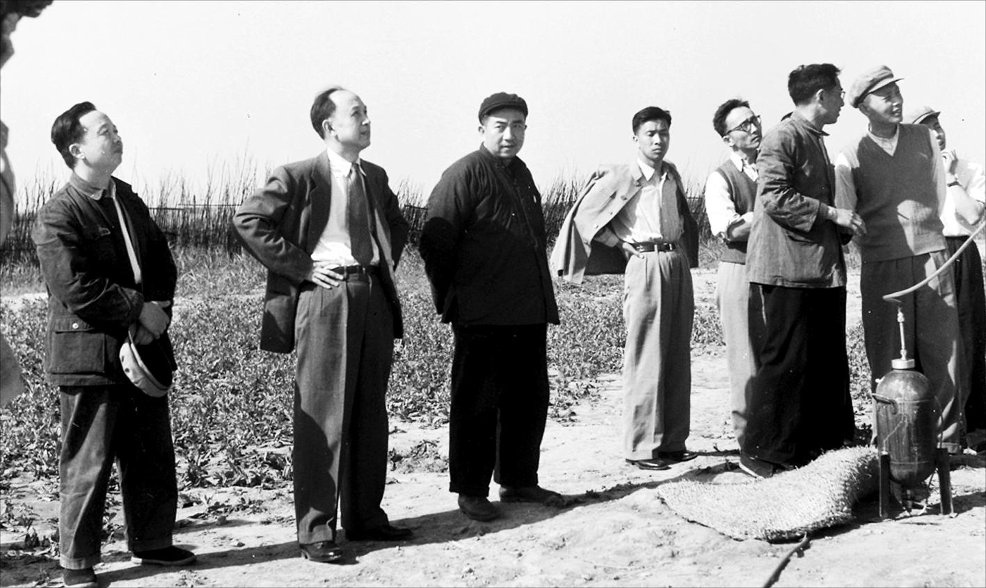 楊南生(右三)陪同錢學(xué)森(左三)觀看T-7M試驗(yàn)探空火箭的發(fā)射(航天科技集團(tuán)四院提供)