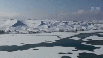 新疆：罕見(jiàn)！塔克拉瑪干沙漠降雪 “沙海”變“雪海”
